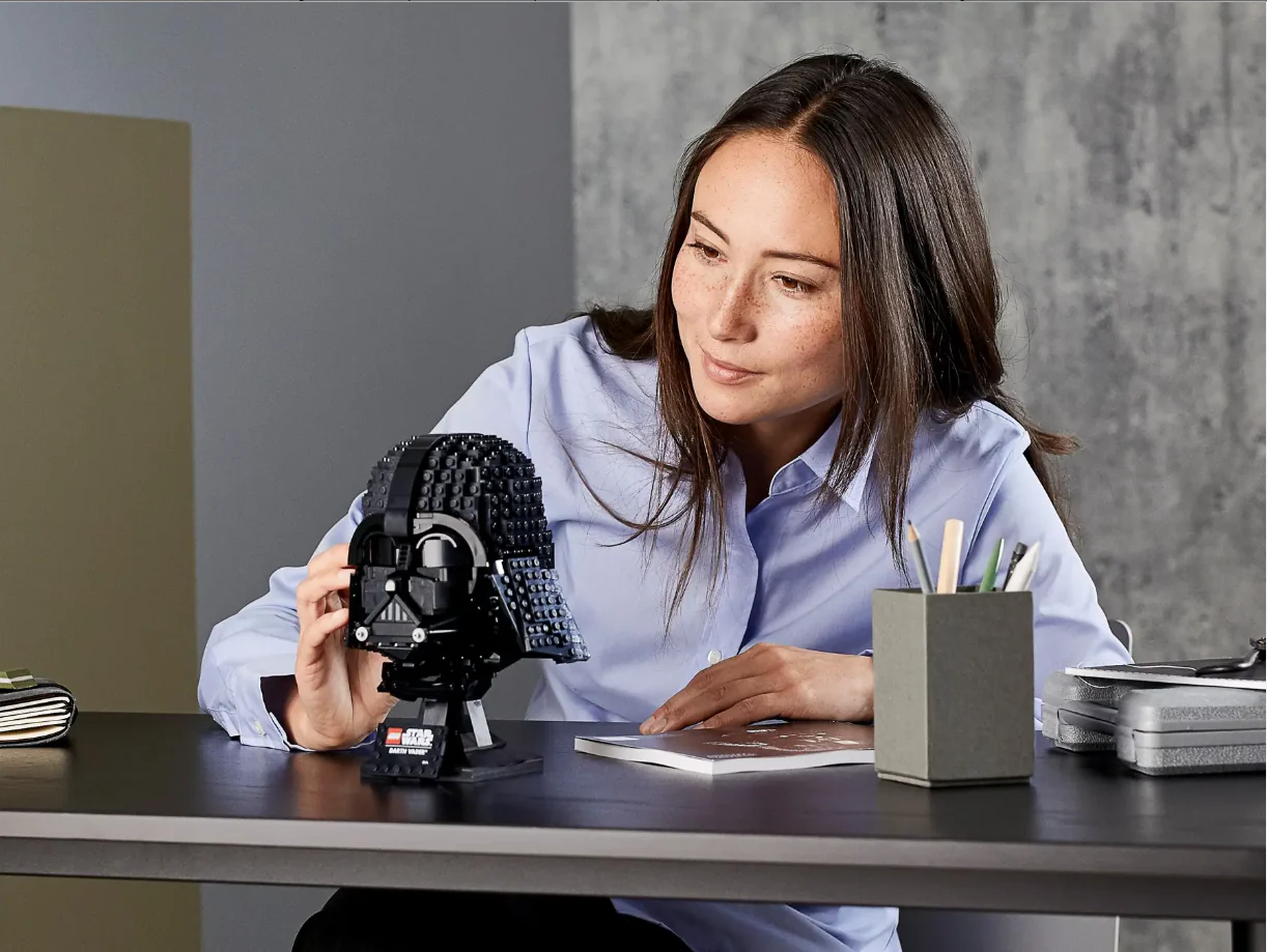 LEGO Star Wars: Darth Vader Helmet (75304) - Image 3