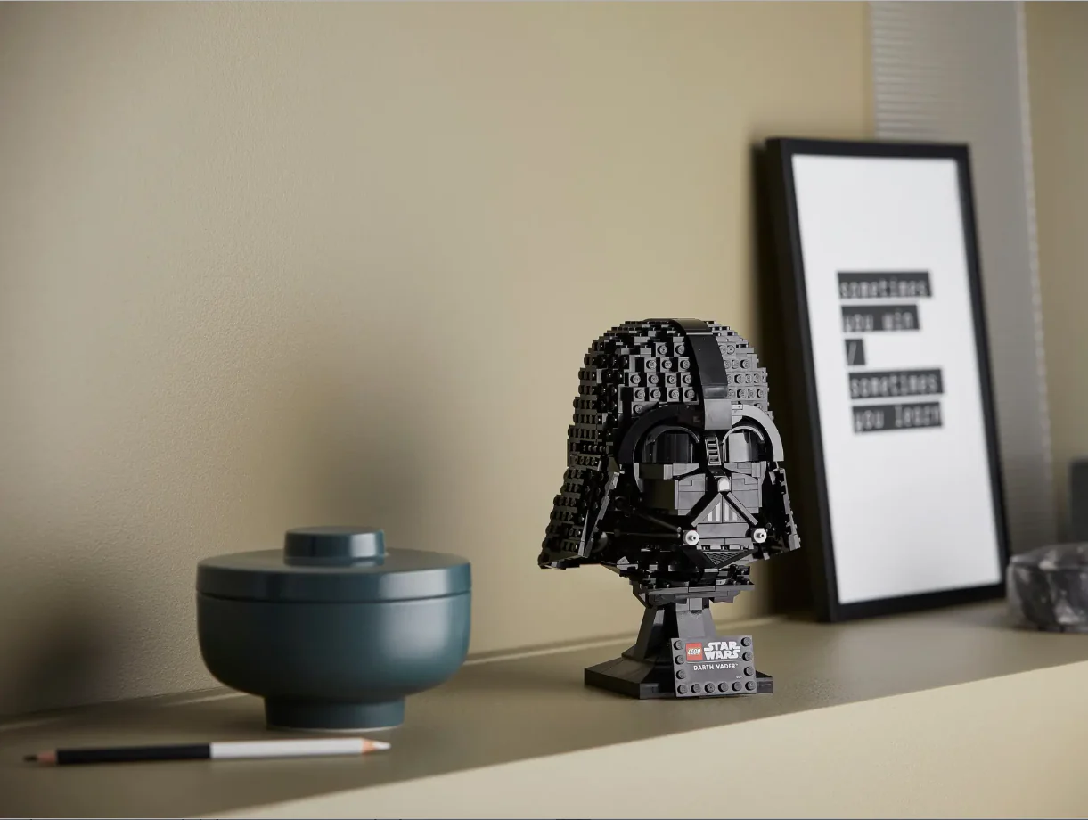LEGO Star Wars: Darth Vader Helmet (75304) - Image 4