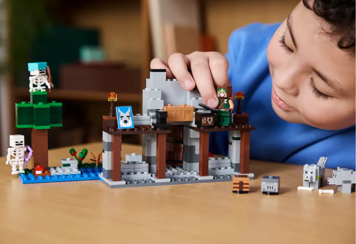 LEGO Minecraft The Wolf Stronghold Fortress Playset 21261 - Image 3